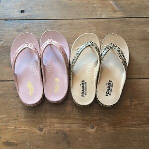 New without tags set of 2 Sketchers Foamies Flip Flops